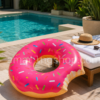Flotador donut fresa rosa de aproximadamente 110 cm colocado junto a una tumbona blanca en un jardín con piscina privada durante un día de verano.