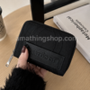 Mujer sujetando monedero Desigual Bubbles Marisa Wallet S Black 22WAYA07 negro con cremallera, logo en relieve y diseño compacto para uso diario.