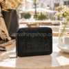 Monedero Desigual Bubbles Marisa Wallet S Black 22WAYA07 negro sobre mesa de terraza con café, bolso, móvil y gafas, cartera compacta para mujer.