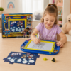Niña usando una pizarra mágica Paw Patrol con bolígrafo magnético, sellos, plantillas y caja original, ideal como juguete educativo creativo sin pantallas para niños desde 3 años.