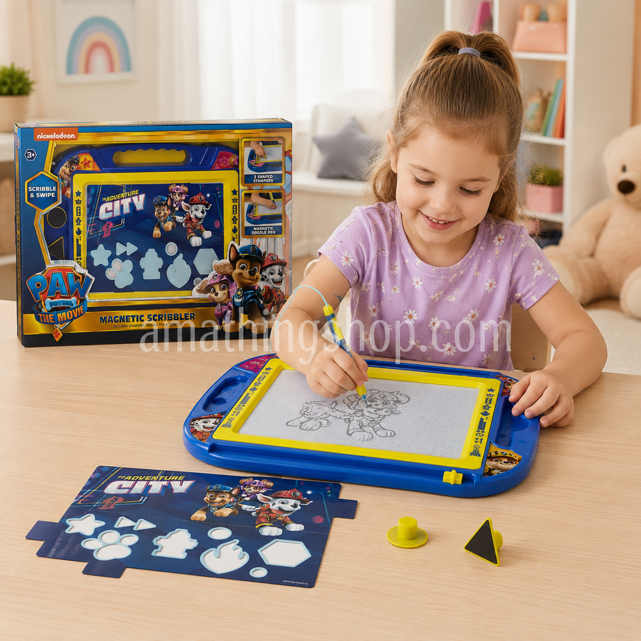 Niña usando una pizarra mágica Paw Patrol con bolígrafo magnético, sellos, plantillas y caja original, ideal como juguete educativo creativo sin pantallas para niños desde 3 años.
