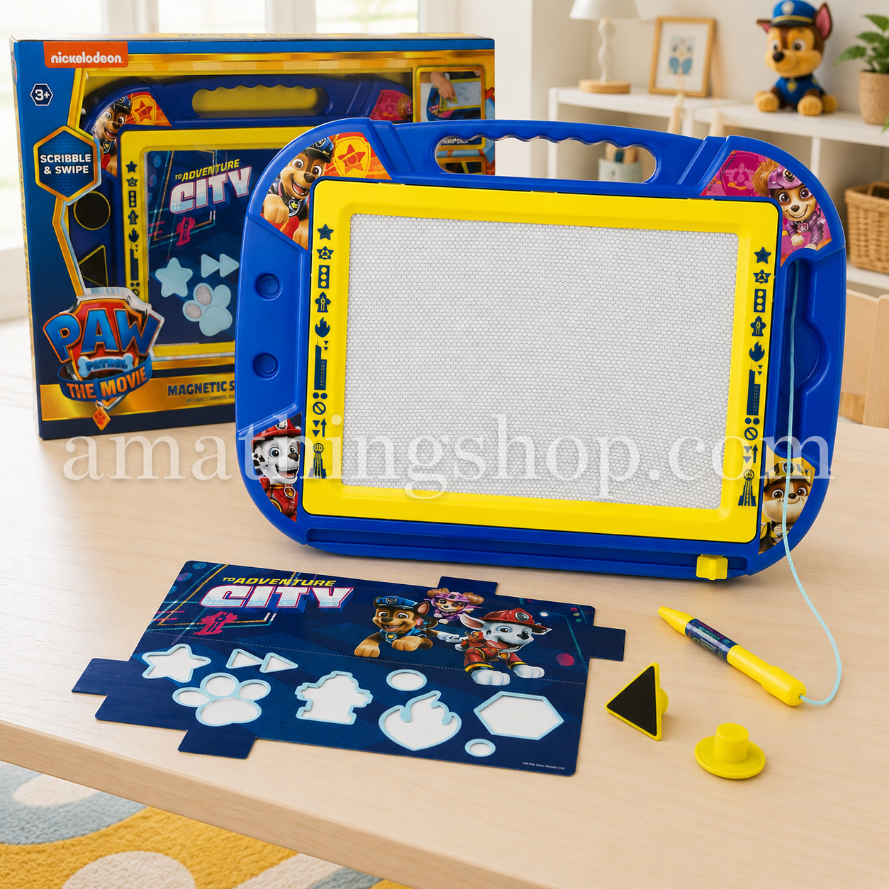 Pizarra mágica Paw Patrol con tablero de dibujo magnético, bolígrafo, sellos y plantillas, mostrada en una habitación infantil como juguete educativo creativo para niños a partir de 3 años.