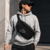 Riñonera Nike negra Tech Hip Pack 10 litros utilizada en outfit urbano streetwear como bolso cruzado cómodo para uso diario y viajes
