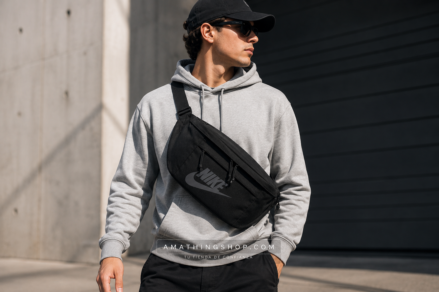 Riñonera Nike negra Tech Hip Pack 10 litros utilizada en outfit urbano streetwear como bolso cruzado cómodo para uso diario y viajes