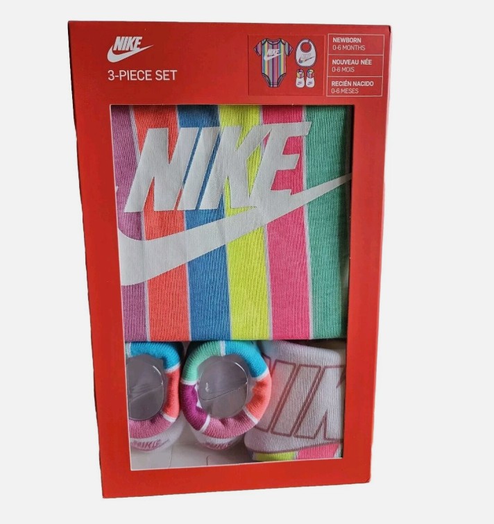 Conjunto Nike bebé 3 piezas multicolor con body, babero y patucos en caja regalo para recién nacido 0-6 meses