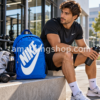 Mochila Nike Hayward Futura 2.0 azul 25L BA5217-481 para gimnasio junto a hombre con look deportivo