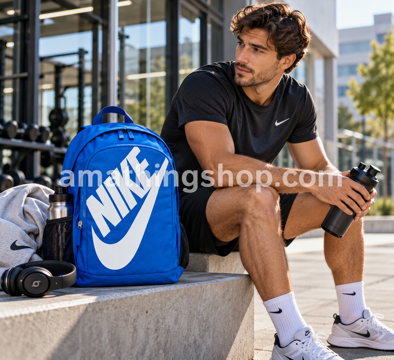 Mochila Nike Hayward Futura 2.0 azul 25L BA5217-481 para gimnasio junto a hombre con look deportivo