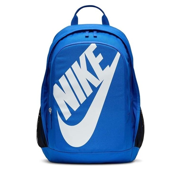 Mochila Nike Hayward Futura 2.0 azul con logo blanco extragrande, diseño unisex y capacidad 25 litros para instituto, gimnasio y uso diario.