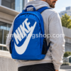 Hombre con mochila Nike Hayward Futura 2.0 azul 25L BA5217-481 en look casual urbano