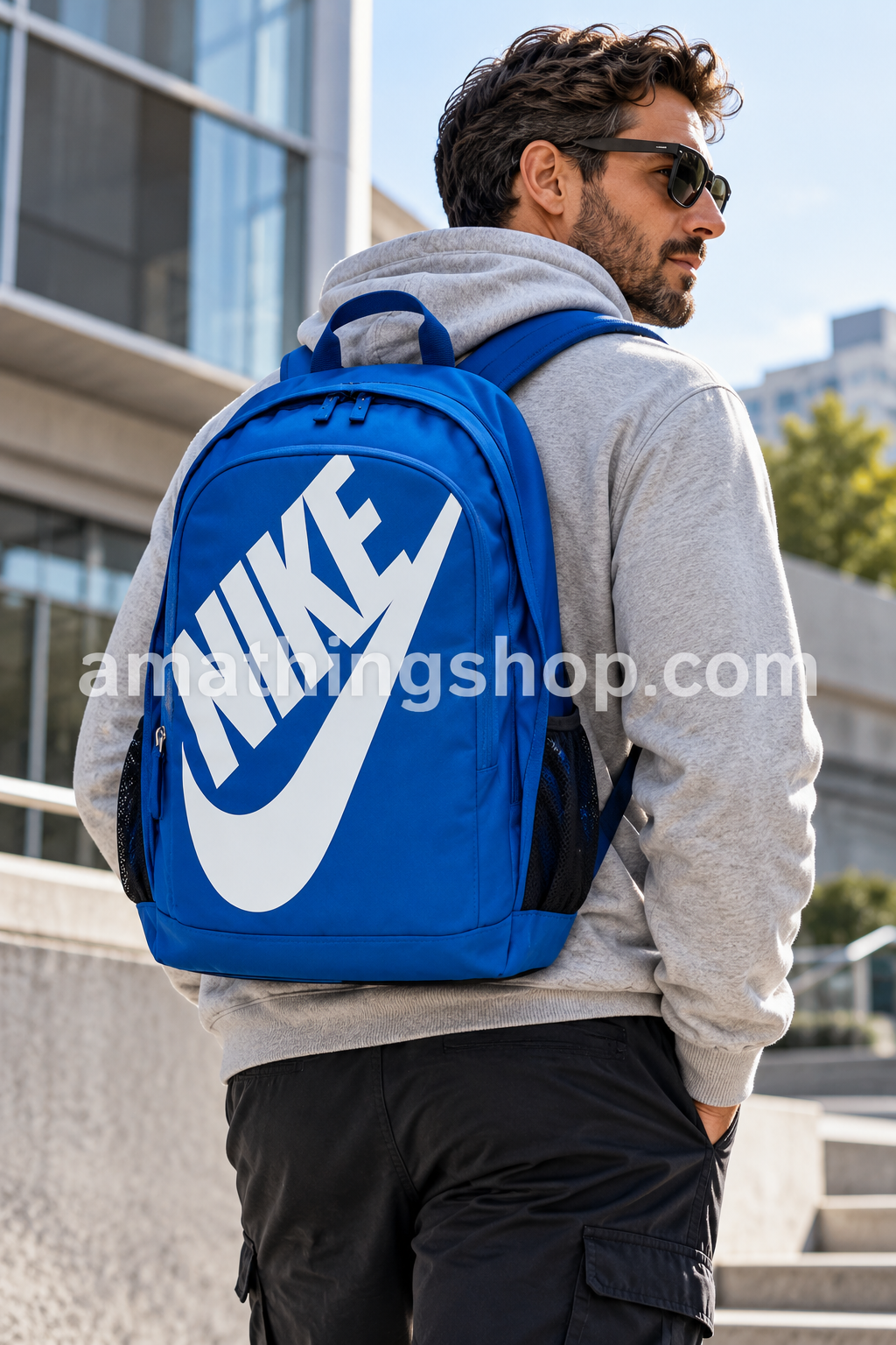 Hombre con mochila Nike Hayward Futura 2.0 azul 25L BA5217-481 en look casual urbano