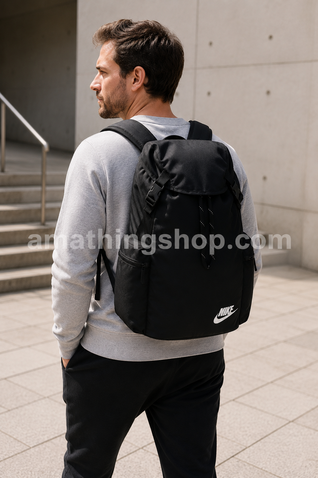 Hombre adulto llevando la mochila Nike Heritage negra BA6150-010 original en un entorno urbano moderno