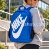 Mujer con mochila Nike Hayward Futura 2.0 azul 25L BA5217-481 en look casual urbano
