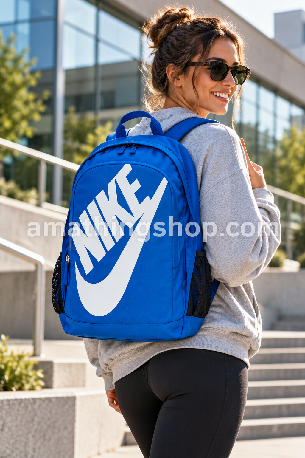 Mujer con mochila Nike Hayward Futura 2.0 azul 25L BA5217-481 en look casual urbano