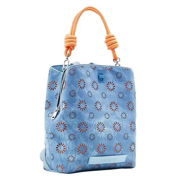 Mochila Desigual Back Dejavu Sunny azul con flores troqueladas modelo 24SAKP09