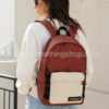 Mochila Adidas mujer urbana lifestyle casual para universidad y viajes Mujer usando mochila Adidas marrón y beige estilo urbano casual para universidad, viajes y uso diario