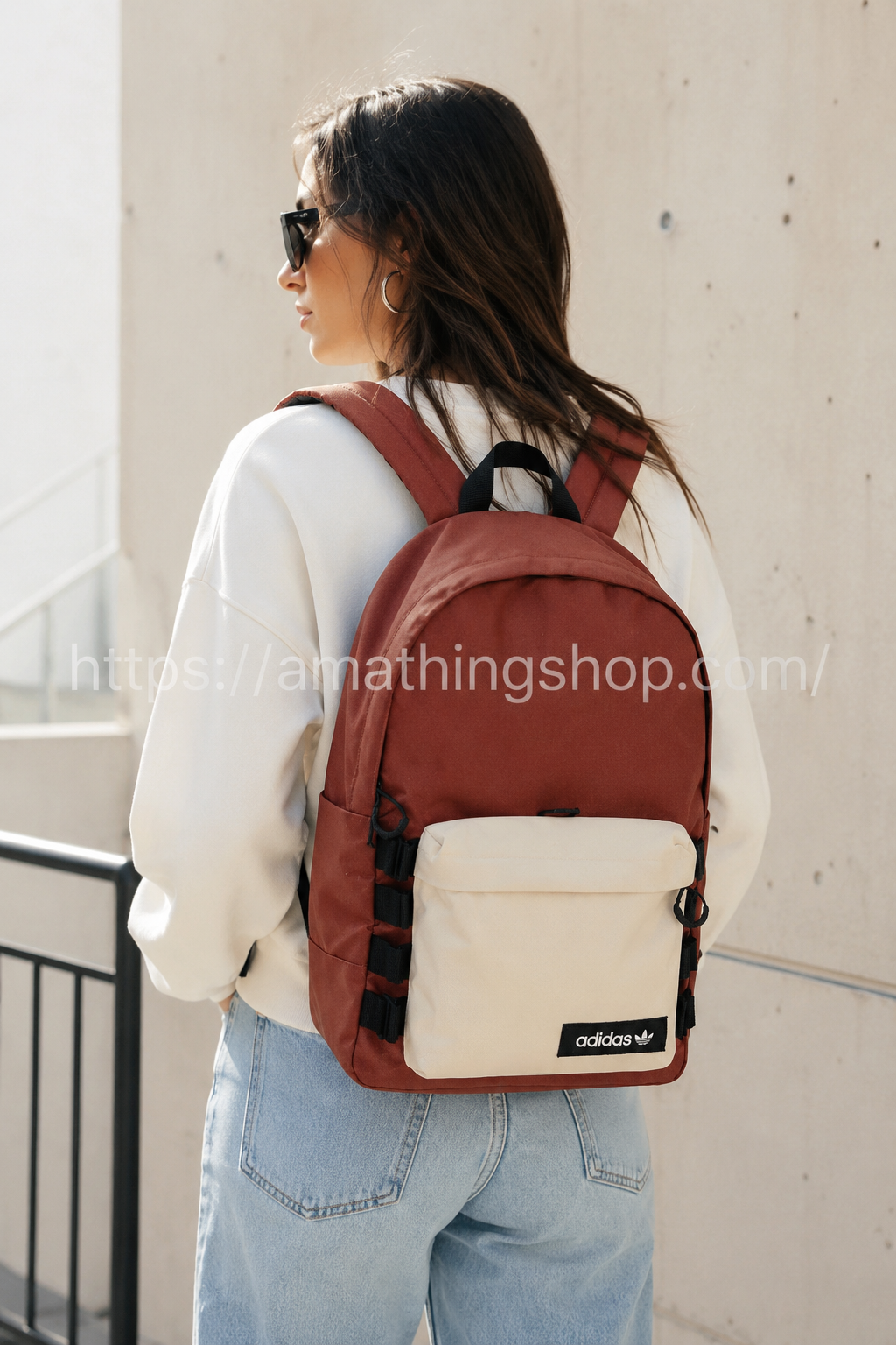 Mochila Adidas mujer urbana lifestyle casual para universidad y viajes Mujer usando mochila Adidas marrón y beige estilo urbano casual para universidad, viajes y uso diario
