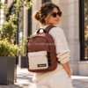 Mujer con mochila adidas Sport Modular GN1395 marrón y beige 22,5 L