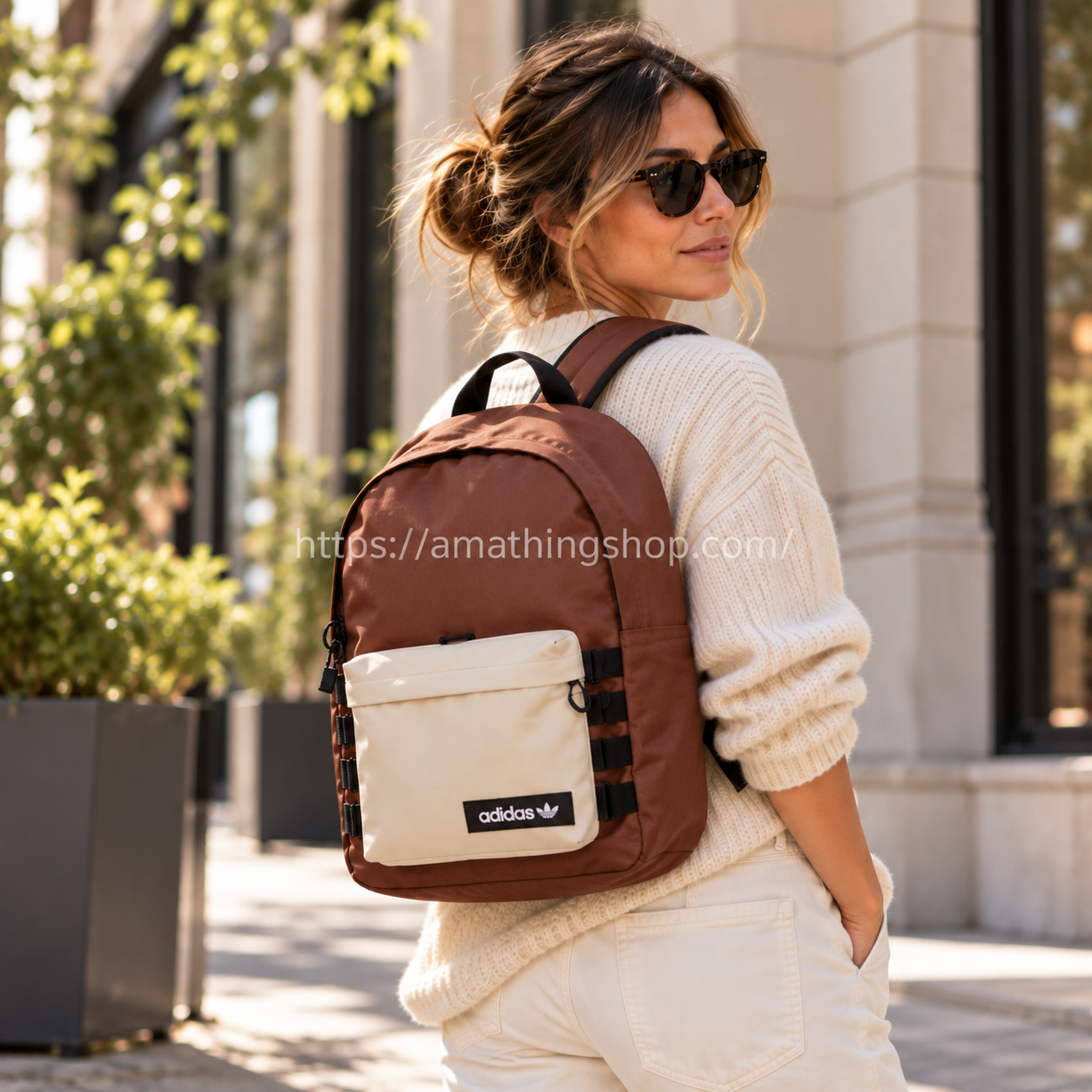 Mujer con mochila adidas Sport Modular GN1395 marrón y beige 22,5 L