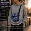 Bolso bandolera Vans hombre tie dye morado y azul utilizado en outfit urbano streetwear casual con diseño compacto y cómodo para uso diario