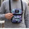 Detalle de bolso bandolera Vans tie dye morado y azul en uso real mostrando tamaño compacto y diseño urbano ideal para uso diario.