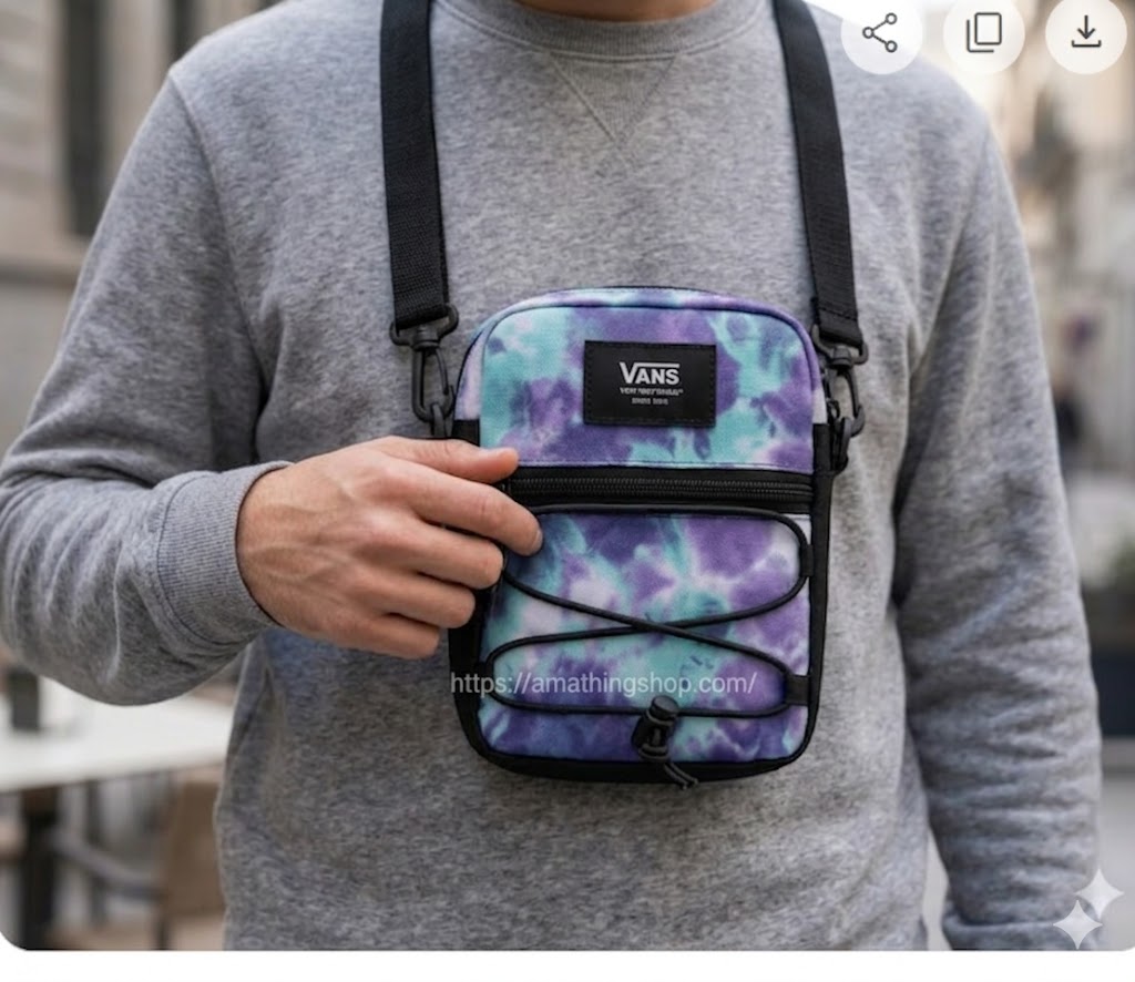 Detalle de bolso bandolera Vans tie dye morado y azul en uso real mostrando tamaño compacto y diseño urbano ideal para uso diario.
