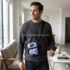 Hombre con bolso bandolera Vans tie dye morado y azul usado de forma casual en interior moderno, ideal para uso diario, viajar ligero o estilo urbano.