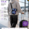 Bolso pequeño viaje Vans tipo bandolera unisex tie dye morado y azul utilizado en aeropuerto con maleta de viaje y outfit urbano casual