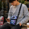 Bolso bandolera Vans unisex tie dye morado y azul llevado en outfit urbano streetwear casual con diseño compacto y cómodo para uso diario