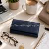 Cartera Desigual Alessia Mariona azul marino de mujer sobre escritorio de trabajo con bolso