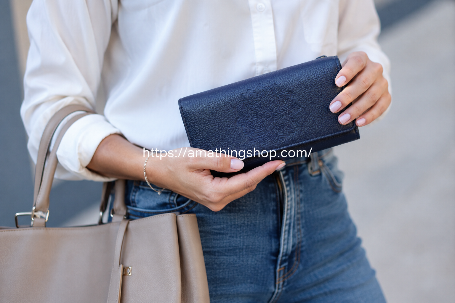 Cartera Desigual Alessia Mariona azul marino para mujer con mandala en relieve
