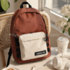Mochila Adidas lifestyle casual para universidad, viajes y rutina diaria Mochila Adidas marrón y beige estilo lifestyle en cafetería moderna con libreta y auriculares