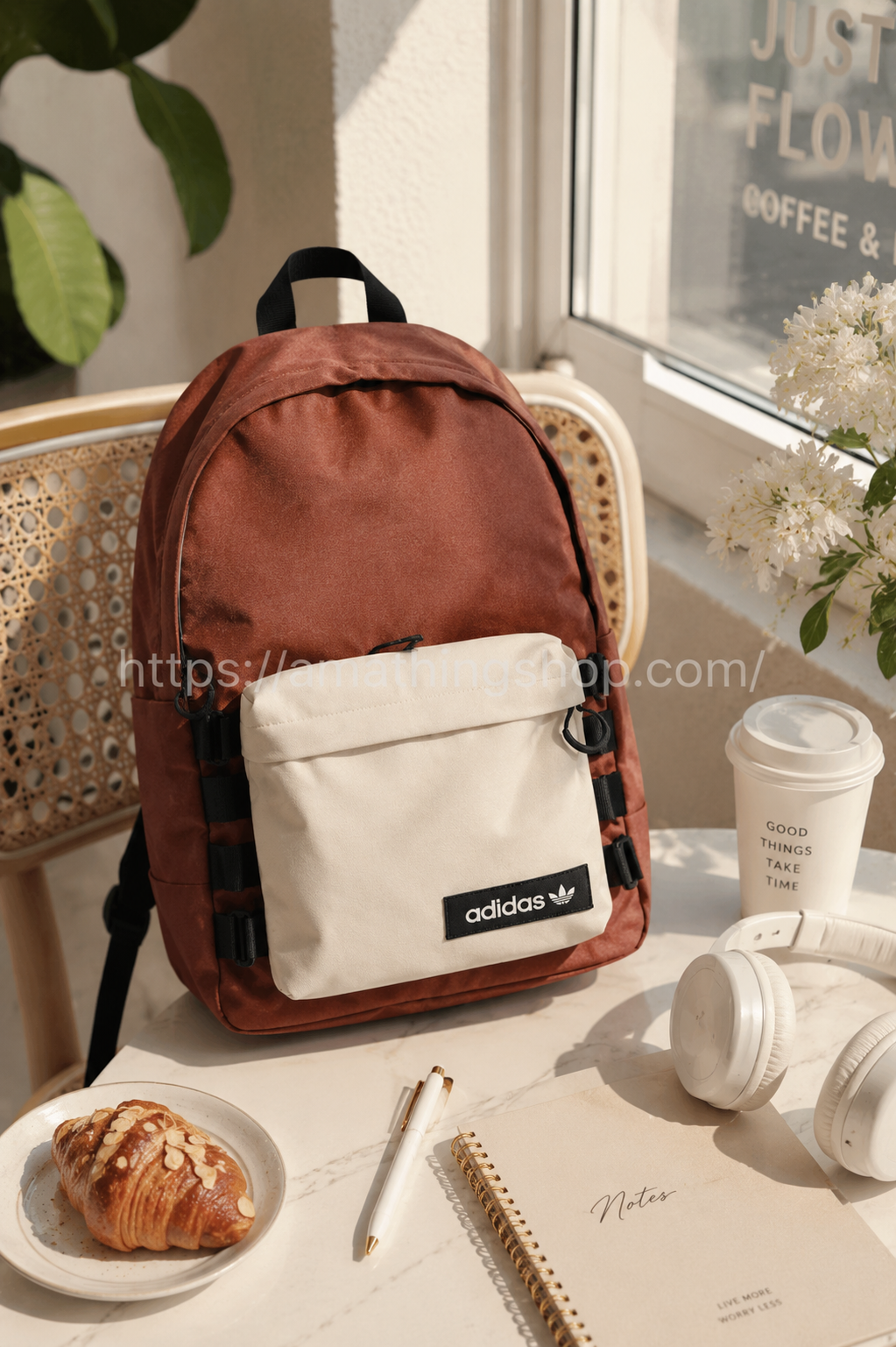 Mochila Adidas lifestyle casual para universidad, viajes y rutina diaria Mochila Adidas marrón y beige estilo lifestyle en cafetería moderna con libreta y auriculares