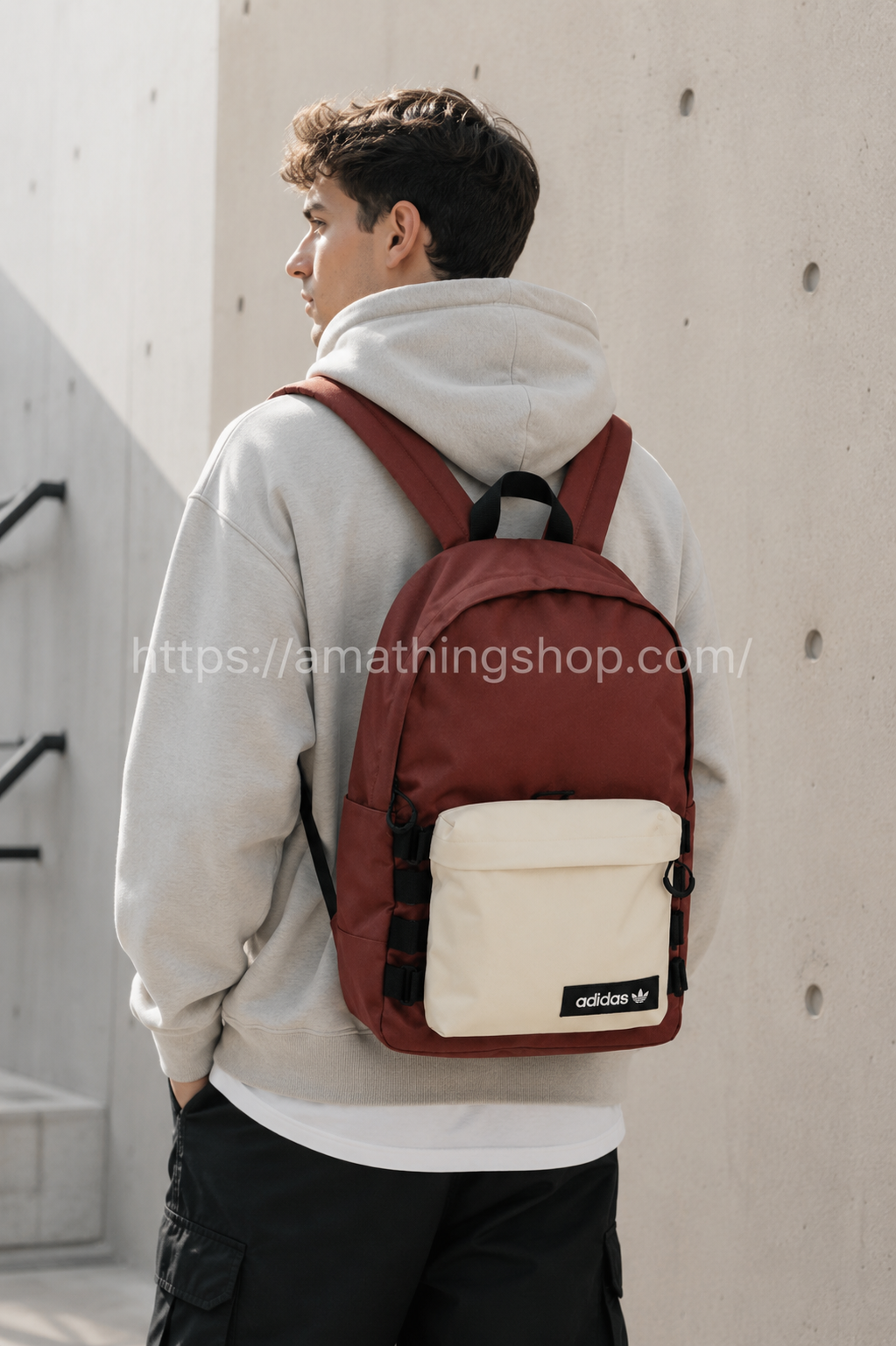 Mochila Adidas hombre urbana casual lifestyle para universidad y uso diario Hombre usando mochila Adidas marrón y beige estilo urbano casual para universidad, oficina y viajes