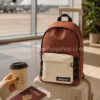 Mochila Adidas cómoda para viajes, aeropuerto y escapadas urbanas Mochila Adidas marrón y beige para viajes y aeropuerto sobre maleta de cabina lifestyle