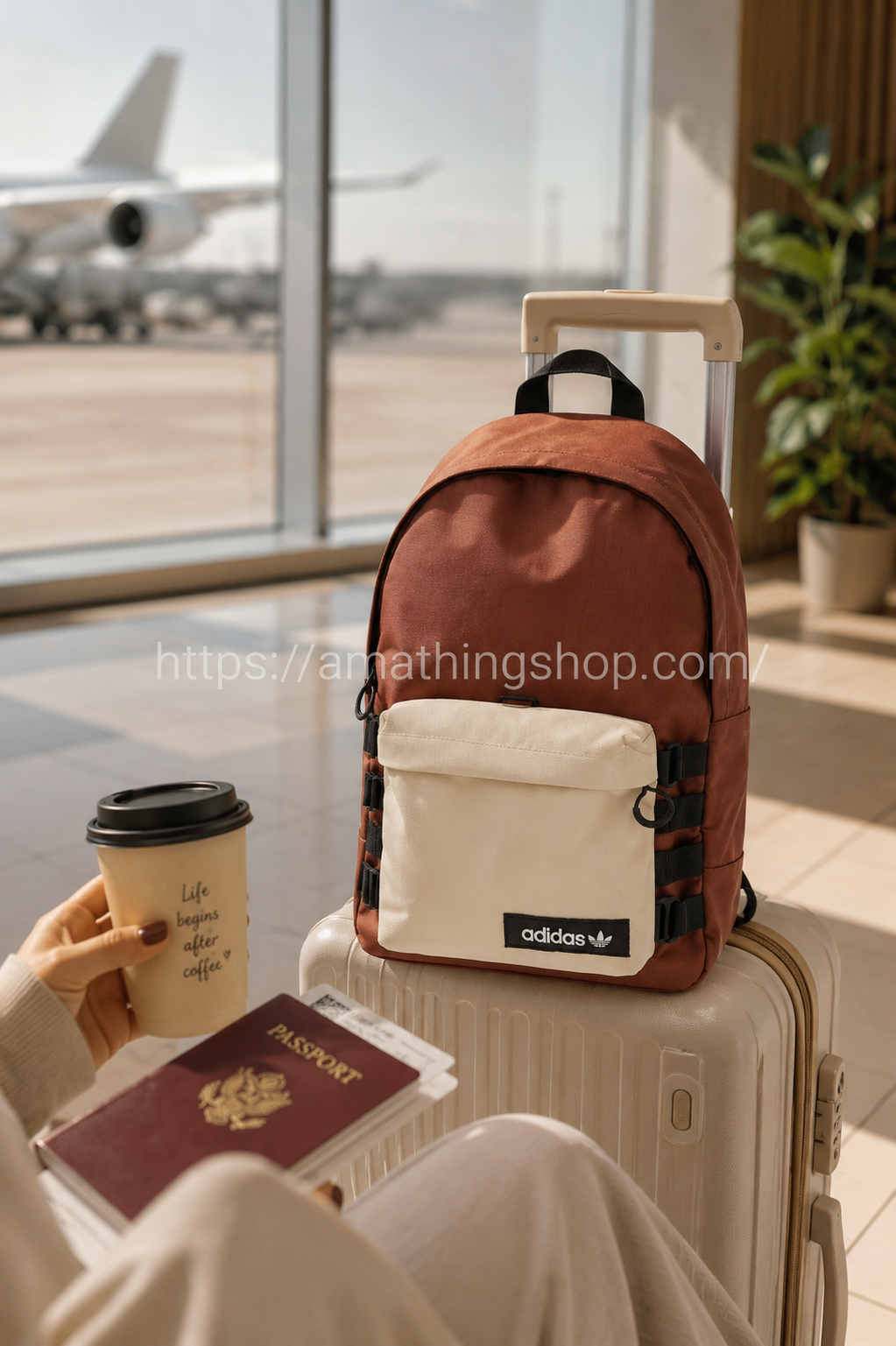 Mochila Adidas cómoda para viajes, aeropuerto y escapadas urbanas Mochila Adidas marrón y beige para viajes y aeropuerto sobre maleta de cabina lifestyle