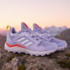Zapatillas Adidas Terrex Agravic TR mujer violeta sobre roca en paisaje de montaña