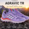 Zapatillas Adidas Terrex Agravic TR mujer violeta sobre roca en paisaje de montaña al atardecer