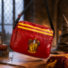 Bandolera roja estilo Harry Potter Gryffindor sobre mesa temática mágica