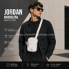 hombre usando bandolera Jordan blanca logo dorado 9A0722 cruzada estilo urbano bolso pequeño compacto 1 litro