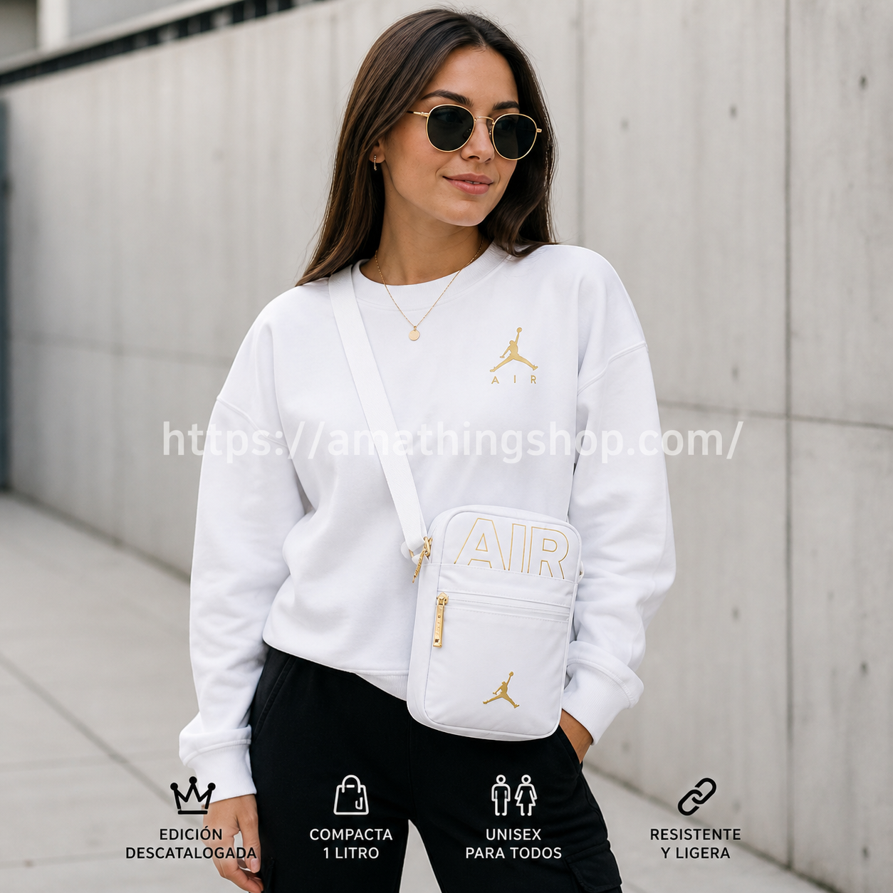 mujer usando bandolera Jordan blanca logo dorado 9A0722 cruzada estilo urbano bolso pequeño 1 litro