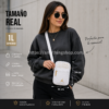 mujer con sudadera negra usando bandolera Jordan blanca logo dorado 9A0722 tamaño real 20 cm bolso pequeño 1 litro
