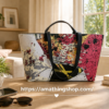 Bolso Desigual Lacroix mujer grande multicolor para uso diario trabajo y ciudad bolso desigual lacroix mujer grande multicolor shopper sobre mesa con movil gafas uso diario trabajo
