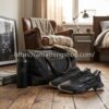 Zapatillas Adidas Ozweego Celox negras para hombre (GZ7277) en el suelo de una habitación elegante junto a una bolsa de deporte vintage y botella de agua térmica. Enfoque en la silueta robusta, el confort Adiprene+ y el acabado negro mate premium. El regalo perfecto disponible en amathingshop.com.