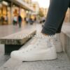 Comprar Converse Blancas Bordado Floral Lifestyle Detalle en primer plano de zapatillas Converse blancas de caña alta con bordado de flores, estilo de vida urbano, disponible en amathingshop.com.