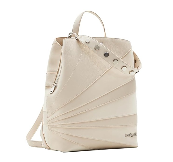 Mochila Desigual Machina Convertible Beige - Vista Frontal Plana Mochila mujer para trabajo desigual convertible en bolso de hombro color beige con tachuelas y tres compartimentos.
