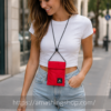 Mujer joven llevando mini bandolera Jordan Air Tri Fold roja durante paseo urbano por ciudad