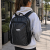 mochila adidas negra gris en uso mujer caminando por ciudad con mochila grande para trabajo y gym