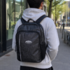 hombre con mochila adidas negra gris 29 litros uso diario para gimnasio universidad y ciudad