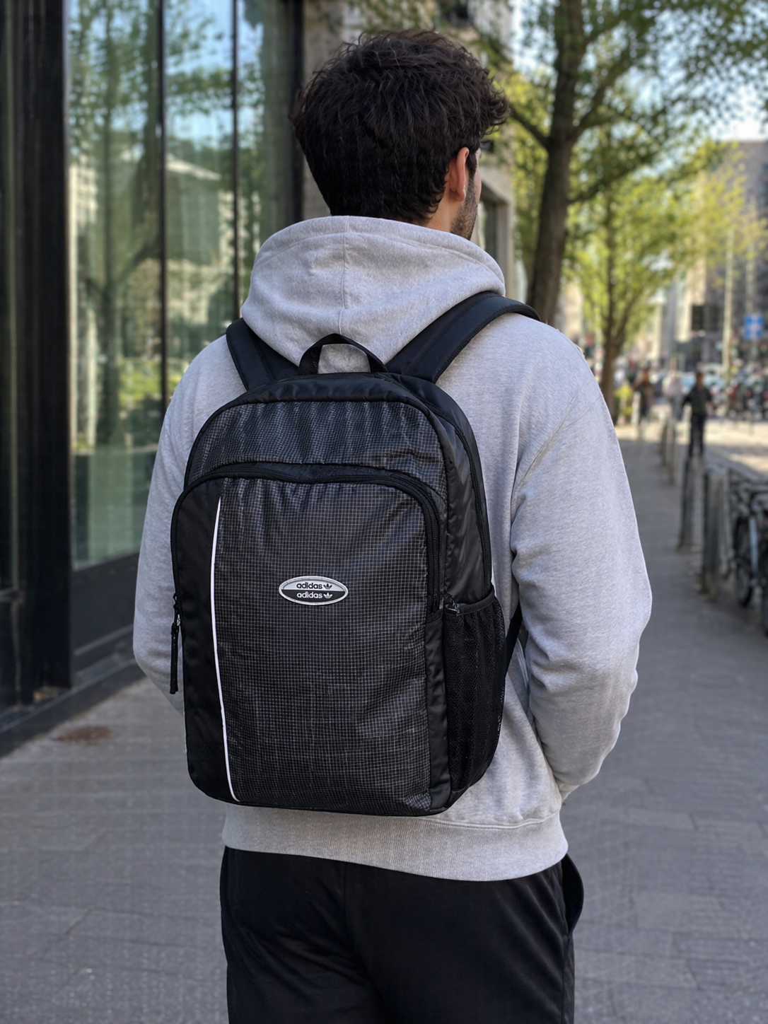 hombre con mochila adidas negra gris 29 litros uso diario para gimnasio universidad y ciudad