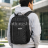 Mochila Adidas Originals RYV negra 29L en uso urbano, ideal para universidad, trabajo, gimnasio y viajes cortos. Diseño unisex con gran capacidad, bolsillo lateral y estilo deportivo para llevar lo esencial cada día.